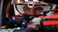 Max Verstappen masih menjadi pemuncak klasemen walaupun memiliki poin yang sama. Hal tersebut karena Verstappen memenangkan balapan sebanyak 9 kali atau unggul satu angka dari Hamilton. Max juga berhasil mencetak rekor dengan 17 kali podium dalam semusim. (AFP/Giuseppe Cacace)