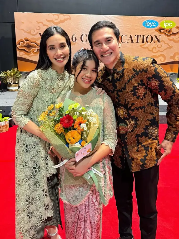 Vino G. Bastian dan Marsha Timothy saat Hadir Wisuda Putri Semata Wayang