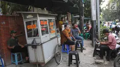 Sejumlah PKL menggelar dagangannya di atas trotoar Jalan Aditiawarman I hingga Jalan Sunan Ampel, Melawai, Jakarta Selatan, Jumat (2/3). Puluhan PKL sempat memasang spanduk OK OCE, namun diturunkan oleh Pemprov DKI Jakarta. (Liputan6.com/Arya Manggala)