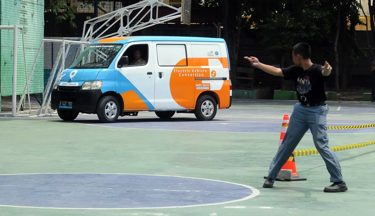 Sedangkan pelajar SMK 1 mengonversikan kendaraan jenis Daihatsu Grandmax yang berbahan bakar fosil menjadi kendaraan berpenggerak listrik. (merdeka.com/Imam Buhori)