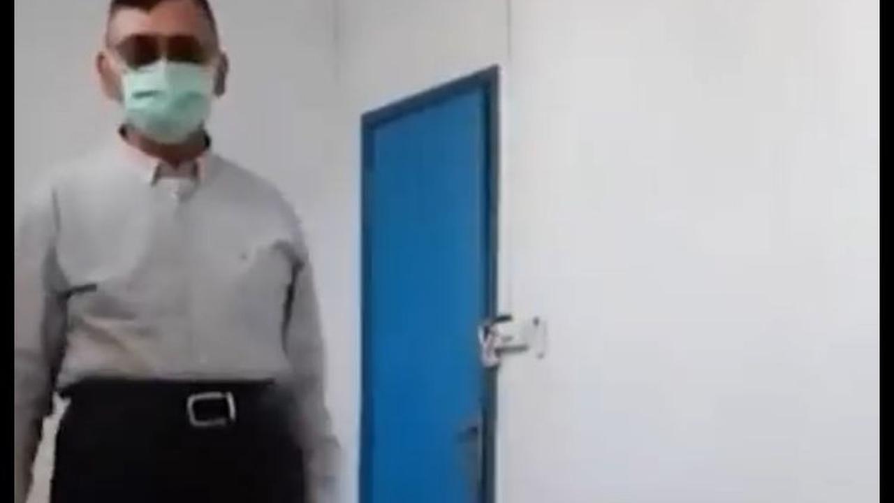 "Waalaikumsalam syekh. Sedang batuk syekh," kata wanita tersebut.