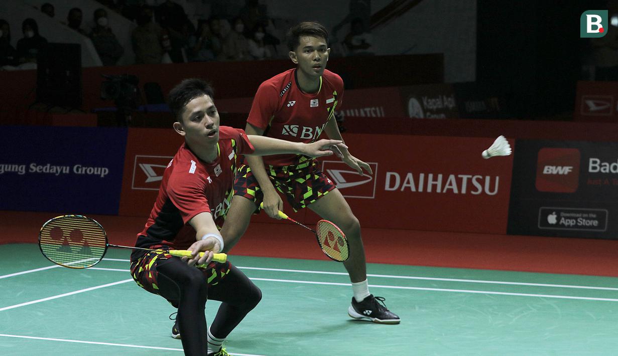 Fajar Alfian/Muhammad Rian Ardianto lolos ke semifinal usai menang atas ganda putra Cina Taipei unggulan ke-3 dan peraih medali emas Olimpiade Tokyo 2020, Lee Yang/Wang Chi Lin dengan dua game langsung 21-15, 21-18. Di babak semifinal mereka akan berjumpa dengan ganda putra Cina, He Ji Ting/Zhou Hao Dong. (Bola.com/Ikhwan Yanuar)