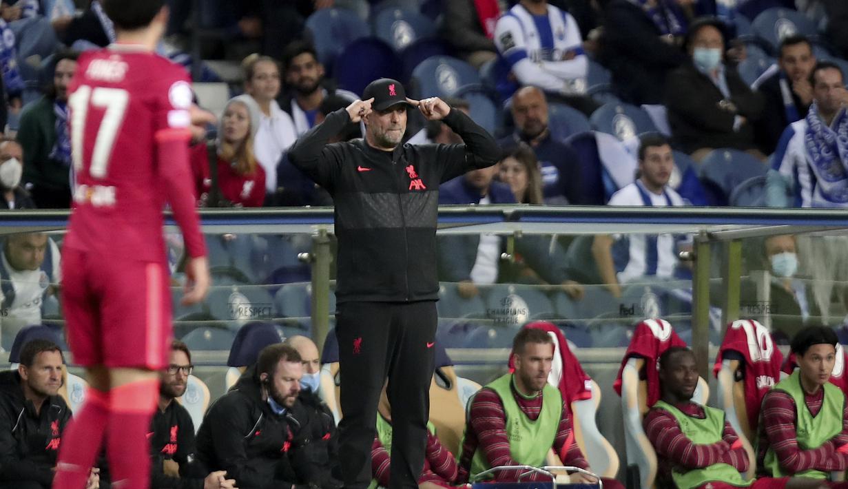 Pelatih Liverpool, Jurgen Klopp menginstruksikan pemainnya saat bertanding melawan Porto pada pertandingan grup B Liga Champions di stadion Dragao di Porto, Portugal, Rabu (29/9/2021). Liverpool menang telak atas Porto 3-0.  (AP Photo/Luis) Vieira)