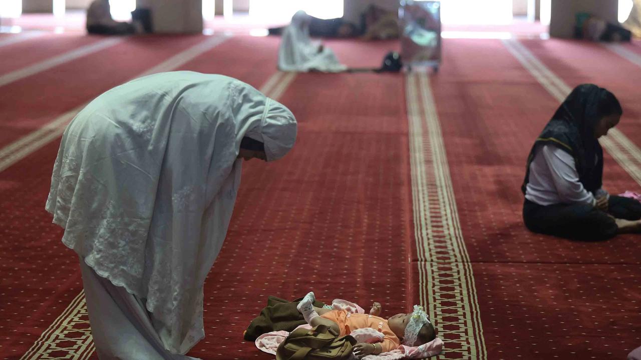 FOTO Warga Manfaatkan Awal Ramadan untuk Beribadah di Masjid Istiqlal