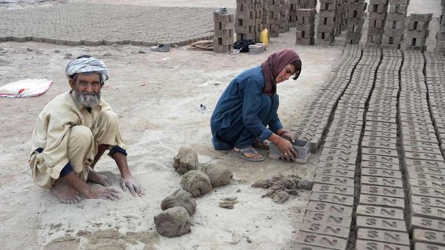 Sitara Wafadar, gadis Afghanistan yang hidupnya menyamar menjadi laki-laki saat bekerja di pabrik batu bata. (AFP)