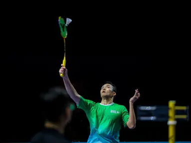 Jonatan Christie dari tim Blitzers mengembalikan kok ke arah Kodai Naraoka dari tim Rockets dalam laga Badminton XL 2025 di Istora Senayan, Jakarta, Jumat (03/10/2025). (Bola.com/Bagaskara Lazuardi)