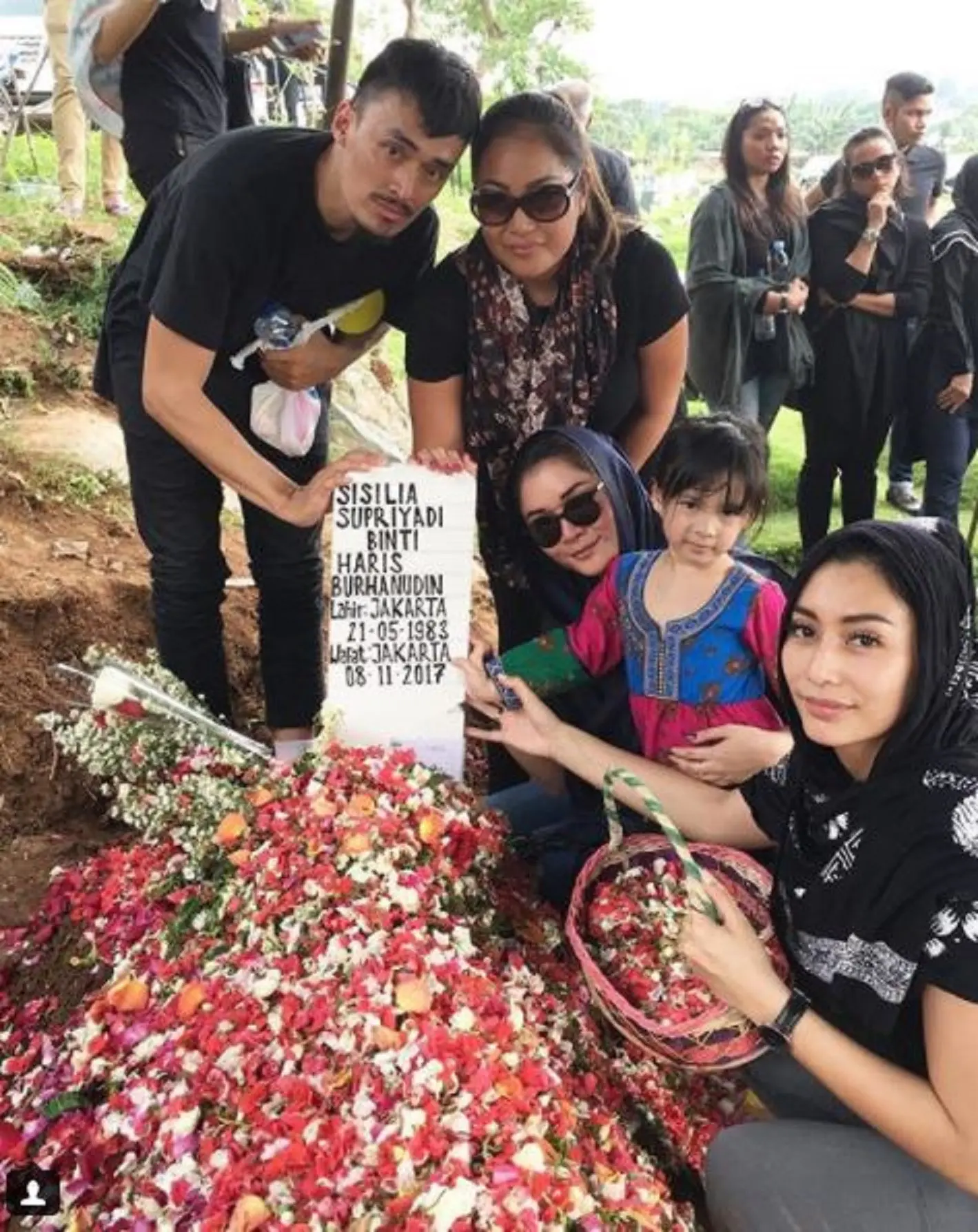 Tyas Mirasih saat pemakaman kakak sepupunya (Instagram/@tyasmirasih)