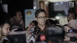 Juru bicara KPK, Febri Diansyah memberikan keterangan kepada awak media di Gedung KPK, Kamis (17/11). Febri juga mengatakan bahwa kini penyidik telah mengirim tim ke RS Medika Permata Hijau untuk mengecek kondisi Setya Novanto.(Liputan6.com/Faizal Fanani)