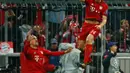 Gelandang Muenchen, Xabi Alonso (kanan) melakukan selebrasi usai mencetak gol kegawang Atletico Madrid di Liga Champions di Allianz Arena (4/5). Meski kalah 2-1 dari Munchen, Atletico melaju ke final dengan aggregat gol tandang. (Reuters/Kai Pfaffenbach)
