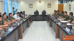 Citizen6, Surabaya: Penyerahan dokumen Wasrik yang digelar di Ruang Rapat Utama Ki hadjar Dewantara Mako Kobangdika dihadiri oleh para Komadan Kodik dan Pusdik dijajaran Kobangdikal. (Pengirim: Penkobangdikal).