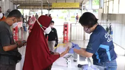 Penumpang mengecek gula darah gratis di Stasiun Tanah Abang, Jakarta Pusat, Minggu (14/11/2021). Kegiatan yang diselenggarakan oleh Novo Nordisk Indonesia ini, berfokus pada penyakit diabetes untuk memperingati Hari Diabetes Sedunia yang jatuh tiap tanggal 14 November. (Liputan6.com/Angga Yuniar)