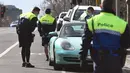 Petugas polisi menghentikan mobil untuk pemeriksaan izin selama tahap empat penguncian kota yang ketat karena wabah COVID-19 di Melbourne (11/8/2020). Negara bagian Victoria melaporkan 19 kematian akibat virus corona pada 11 Agustus. (AFP/William West)
