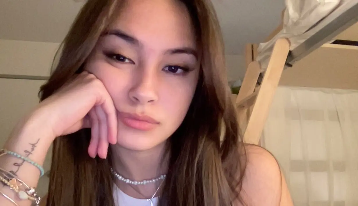 Bergaya lazy pose, potret Caitlin Halderman justru disebut menggemaskan. Tanpa mempermasalahkan latar dan outif yang dikenakan, gayanya sukses mencuri perhatian. (Liputan6.com/IG/@caitlinhalderman).