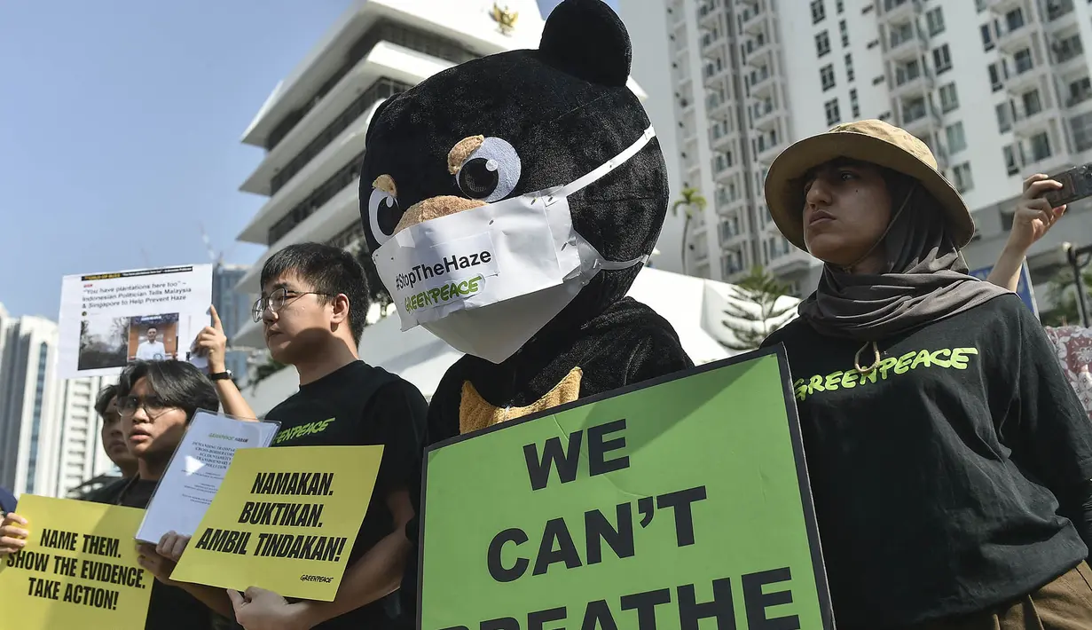 Greenpeace Malaysia dan Himpunan Advocacy Rakyat Malaysia (HARAM) menggelar aksi damai di depan Kedutaan Besar Indonesia di Kuala Lumpur, Jumat, 4 September 2026. (AFP/ Arif Kartono)