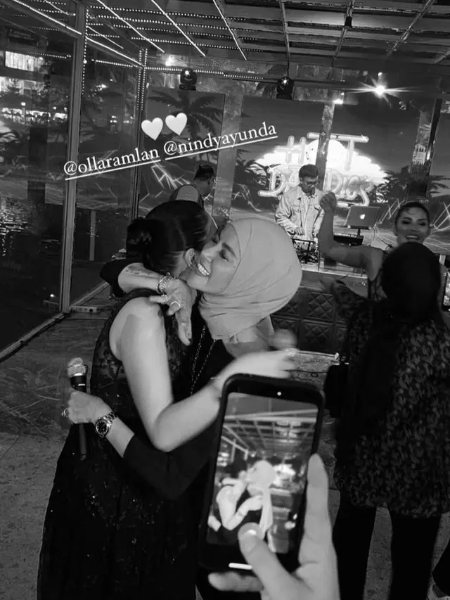 Olla Ramlan dan Nindy Ayunda nampak akrab di pesta ultah Elena Lubis (Foto: instagram ollaramlan)