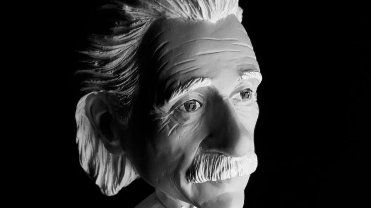 Einstein yang mengetahui hal ini merasa cemas dan memutuskan untuk menandatangani surat yang ditulis oleh fisikawan Leo Szilard kepada presiden Amerika Serikat, Franklin D. Roosevelt pada tahun 1939.