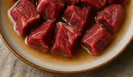 Trik Bikin Daging Kambing Kurban Jadi Lebih Lembut, Ternyata Cuma Butuh Cuka Dapur (sumber:AI)