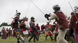 Warga memakai atribut perang melakukan aksi  peringati hari Pertempuran Bosworth, Inggris (23/8/2015).  Henry Tudor dari Lancaster  berhasil mengalahkan Richard III dari Inggris dan mengawali kekuasaan Wangsa Tudor pada masa itu. (REUTERS/Neil Balai)