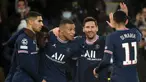 PSG berhasil lolos ke babak 16 besar sebagai runner-up Grup A usai mengalahkan Club Brugge 4-1 dalam matchday terakhir fase grup Liga Champions 2021/2022, Selasa (7/12/2021). Dua Brace Kylian Mbappe dan Lionel Messi juga mencetak rekor dari hasil tersebut. (AFP/Franck Fife)