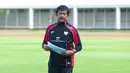 Pelatih Garuda Muda, Indra Sjafri, memimpin langsung latihan perdana di Stadion Madya, Jakarta Pusat, pada Jumat (3/10/2025) sore WIB. (Bola.com/M Iqbal Ichsan)