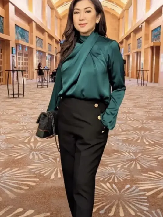 Satin top juga hadirkan pesona gaya seru yang begitu elegan.  [Foto: Instagram/ Fifi Aleyda Yahya]