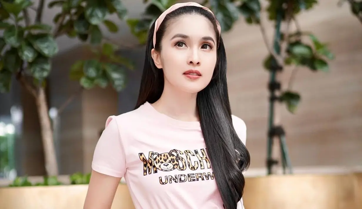 Sebagai publik figur, istri Harvey Moeis ini selalu memperhatikan penampilannya. Meski bergaya santai dengan mengenakan kaus, Sandra Dewi tetap terlihat stylish. Apalagi gaya makeup natural yang membuatnya terlihat makin cantik.
(Liputan6.com/IG/@sandradewi88)
