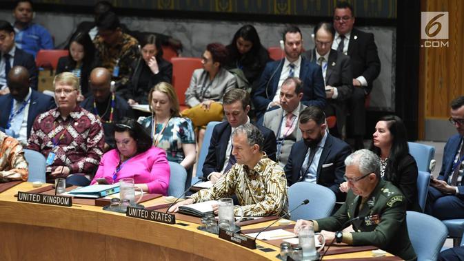 Sejumlah delegasi anggota Dewan Keamanan PBB mengenakan batik saat mengikuti sidang Dewan Keamanan PBB di New York, Amerika Serikat, Selasa (7/5/ 2019). Sidang debat terbuka ini mengambil tema 'Menabur Benih Perdamaian'. (Liputan6.com/Pool/Kemenlu)