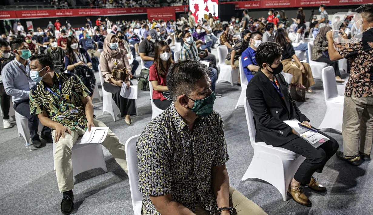 Pelaku sektor jasa keuangan menunggu untuk menjalani vaksinasi COVID-19 di Lapangan Tennis Indoor Senayan, Jakarta, Rabu (16/6/2021). Sebanyak 100 ribu dosis vaksin disediakan untuk pelaku sektor jasa keuangan. (Liputan6.com/Faizal Fanani)