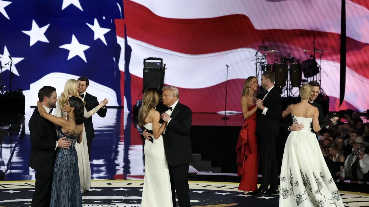 (Dari kiri ke kanan) Wakil Presiden JD Vance, Usha Vance, Tiffany Trump, Michael Boulos, Melania Trump, Presiden Donald Trump, Lara Trump, Eric Trump, Ivanka Trump, dan Jared Kushner berdansa di Liberty Ball pada 20 Januari 2025 di Washington, DC.