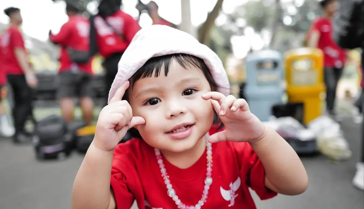 Ameena Atta asyik main di Dufan dengan t-shirt merah dan topi pink yang menggemaskan. Ia pun melengkapi tampilan dengan aksesori kalung pink pastel [@attahalilintar]