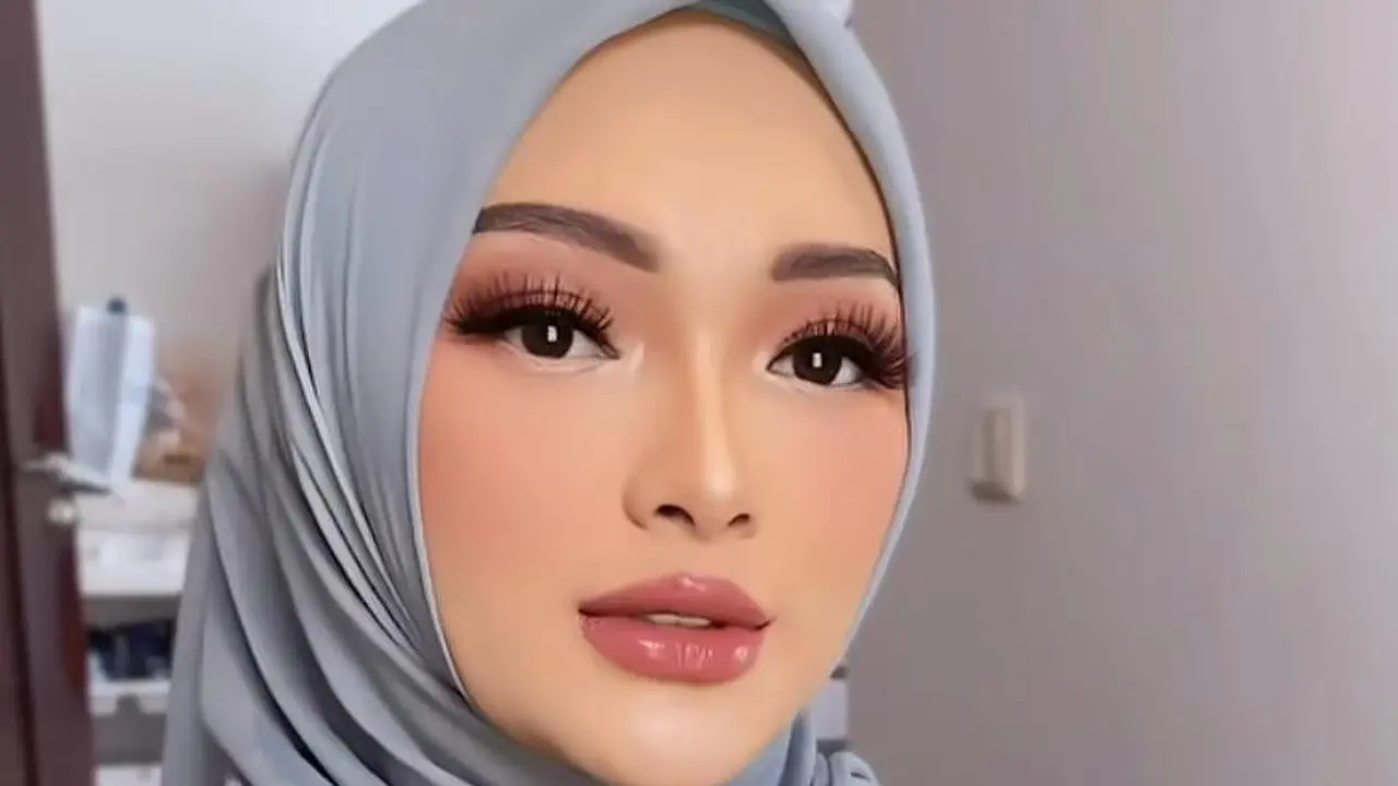 Potret Zaskia Gotik Dipulas Makeup Bold Saat Gelar Tasyakuran dan Aqiqah Anak Ketiga