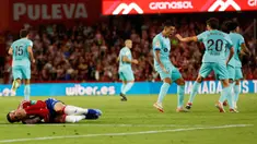 Pemain Barcelona Sergi Roberto (kanan) merayakan gol ke gawang Granada pada pertandingan sepak bola La Liga Spanyol di Stadion Los Carmanes, Granada, Spanyol, Minggu (8/10/2023). Pertandingan berakhir imbang 2-2. (AP Photo/Fermin Rodriguez)