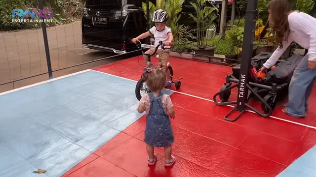 Kamari dan Rayyanza saat mereka akhirnya bertemu dalam satu frame, suasana menjadi sangat ceria (YouTube/Rans Entertainment)