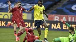 Striker Swedia, Alexander Isak (tengah) gagal melewati hadangan bek Georgia di mulut gawang yang dikawal kiper George Loria dalam laga Kualifikasi Piala Dunia 2022 Zona Eropa Grup B di Friends Arena, Stockholm, Kamis (25/3/2021). Swedia menang 1-0 atas Georgia.(AFP/Janerik Henriksson/TT News Agency)