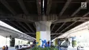 Peserta mengikuti kompetisi mural di tiang tol kawasan Rawamangun, Jakarta, Sabtu (4/5). Kompetisi tersebut digelar dalam rangka menyambut kegiatan Asian Games 2018 yang akan berlangsung di Jakarta dan Palembang. (Liputan6.com/Immanuel Antonius)
