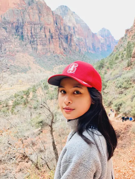 Dalam unggahan yang dibanjiri pujian warganet tersebut, Maudy juga mengatakan bahwa bergelut di dunia pendidikan sudah menjadi impiannya sejak lama. Ia pun meminta doa agar dilancarkan segalanya. (Instagram/maudyayunda)