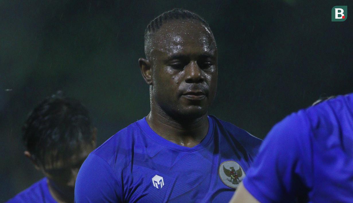 Victor Igbonefo - Bek veteran Persib Bandung ini telah membuktikan ketangguhannya sebagai benteng kokoh. Hal itulah yang membuat Shin Tae-yong sampai memanggil sang pemain untuk bertanggung jawab di lini pertahanan Timnas Indonesia. (Bola.com/M Iqbal Ichsan)