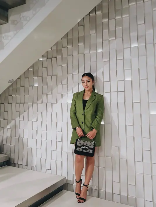 Nikita Willy tampil chic mengenakan blazer dress hijau dengan inner hitam. Ia padukan outfitnya ini dengan tas tangan dan open toe heels yang sama-sama berwarna hitam. [Foto: Instagram/nikitawillyofficial94]