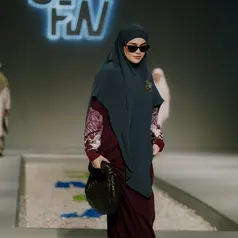 Sivia Azizah tampil dalam balutan abaya bernuansa maroon deep yang memberi kesan hangat sekaligus powerful. {@siviaazizah].