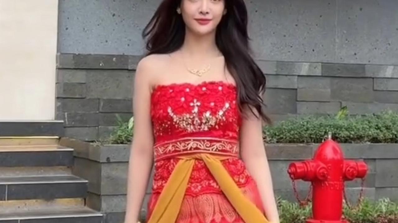 “Sumpah ini bikin orang gak fokus saat berjalan dan berkendara,” tulis @a*******. @nett******* menambahkan, “Mb Dara kok kaya putri selendang jaman dulu ya… Cantik bgt masyaallah.”
