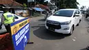 Petugas memeriksa kendaraan yang melintas di check point penyekatan arus mudik di kawasan Pasar Mudik, Bogor, Jumat (7/5/2021). Penyekatan pemudik pada jalur alternatif Parung diberlakukan jelang Lebaran guna mengantisipasi risiko peningkatan kasus COVID-19. (merdeka.com/Arie Basuki)