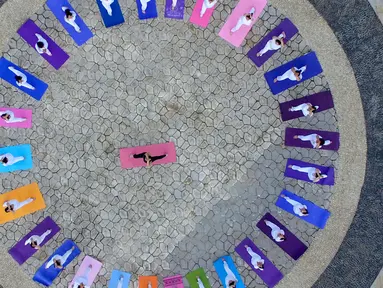 Foto udara menunjukkan penggemar yoga melakukan latihan menjelang Hari Yoga Internasional di sebuah taman di Handan, provinsi Hebei, China, Jumat (19/6/2020). Hari Yoga Internasional atau International Day of Yoga diperingati setiap tahun pada 21 Juni. (Photo by STR / AFP)
