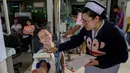 Perawat memeriksa kesehatan pendonor darah setelah penembakan brutal di Korat, Nakhon Ratchasima, Thailand, Minggu (9/2/2020). PM Thailand menyebut tentara yang melakukan penembakan brutal tersebut dendam karena dirinya merasa dicurangi terkait urusan properti. (AP Photo/Gemunu Amarasinghe)