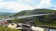 Wisatawan berjalan di atas jembatan gantung berlantai kaca di kawasan wisata nasional Hongshiya di Wilayah Zhuozi, Ulanqab, Daerah Otonom Mongolia Dalam, China utara, pada 15 Agustus 2020. (Xinhua/Peng Yuan)