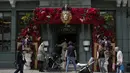 Sebuah restoran yang didekorasi untuk penobatan Raja Charles III dilihat oleh para turis di Windsor, Inggris, Jumat, 5 Mei 2023. Raja Charles III akan dinobatkan sebagai Raja di Westminster Abbey pada Sabtu, 6 Mei. (AP Photo/Andrea Alexandru)