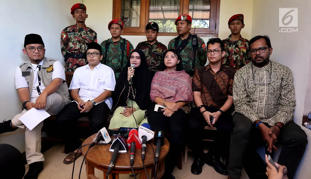 Istri penyidik Komisi Pemberantasan Korupsi (KPK) Novel Baswedan, Rina Emilda (baris pertama ketiga dari kiri) di dampingi Kuasa Hukum dan Kontras memberikan keterangan pers di Jakarta, Senin (28/8). (Liputan6.com/Johan Tallo)