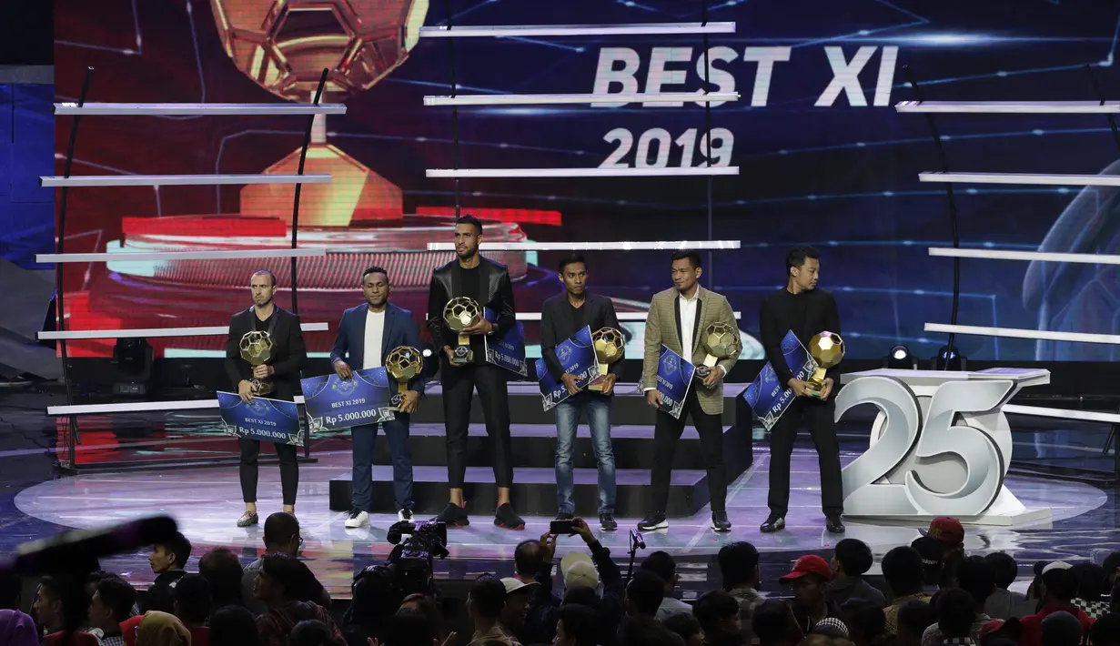 Sejumlah pemain menerima penghargaan sebagai terbaik sebelas pada Indonesian Soccer Awards 2019 di Studio Indosiar, Jakarta, Jumat (10/12). Acara ini diadakan oleh Indosiar bersama APPI. (Bola.com/M Iqbal Ichsan)