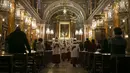 Orang-orang memakai masker untuk membantu mengekang penyebaran COVID-19 saat misa pada malam Natal di Katedral Katolik Roh Kudus atau Katedral St. Esprit, Istanbul, Turki, Kamis (24/12/2020). Natal tahun ini dirayakan oleh umat Kristiani dunia di tengah pandemi COVID-19. (AP Photo/Emrah Gurel)
