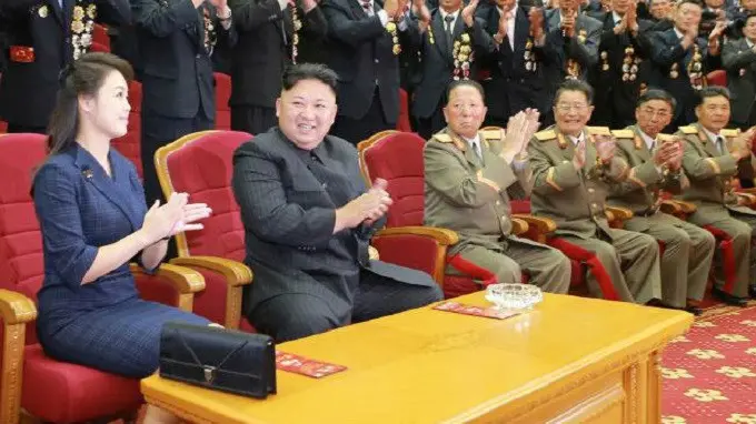 Penampilan teranyar Ri Sol-ju saat mendampingi Kim Jong-un pada 9 September 2017 (AFP)