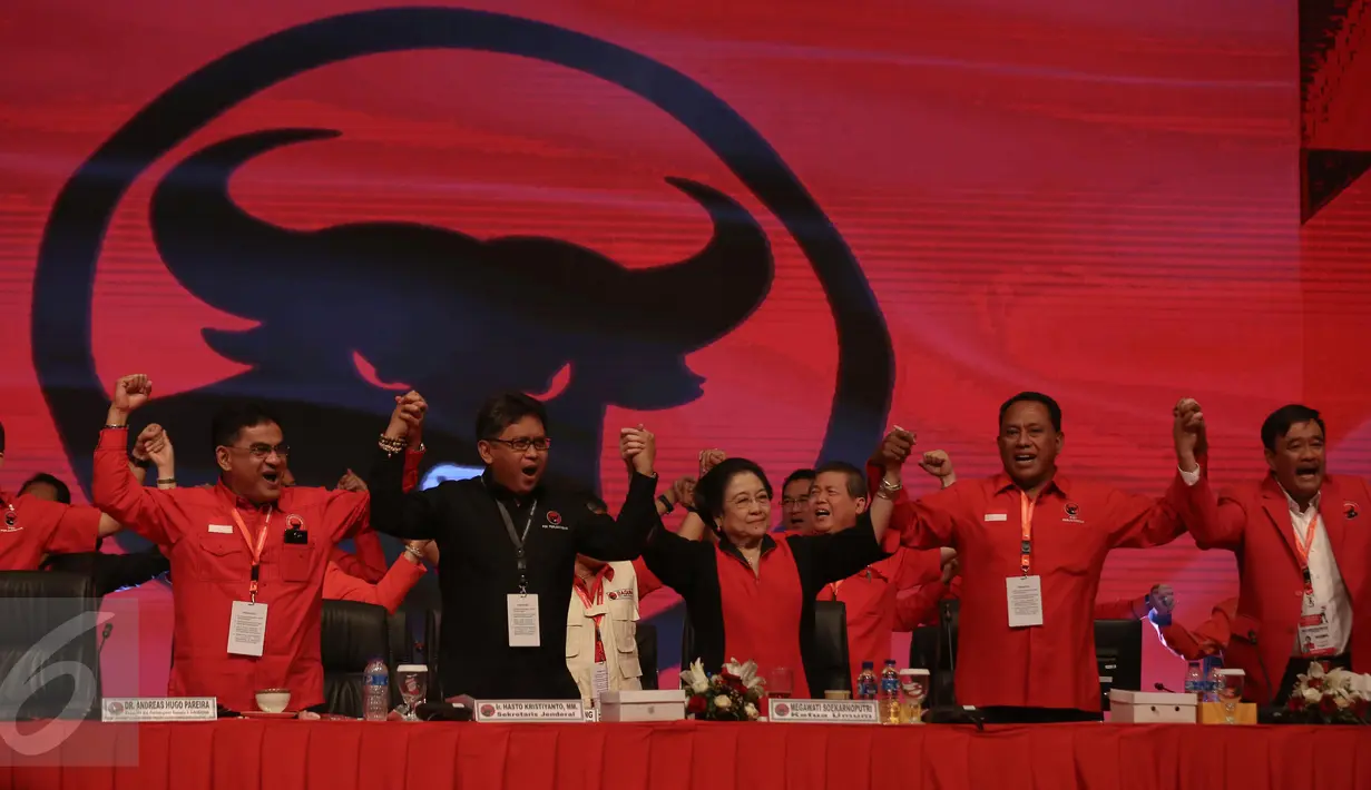 Megawati Soekarnoputri bersama sejumlah pengurus PDIP saat penutupan Rakernas I PDIP di Jakarta, Selasa (12/1/2016). PDIP melontarkan gagasan tentang pentingnya haluan negara dalam proses pembangunan jangka panjang Indonesia. (Liputan6.com/Faizal Fanani)